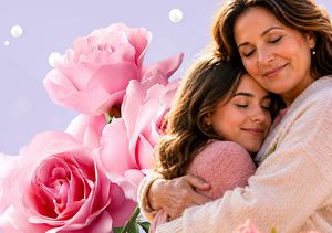 Dos mujeres abrazándose con flores de fondo